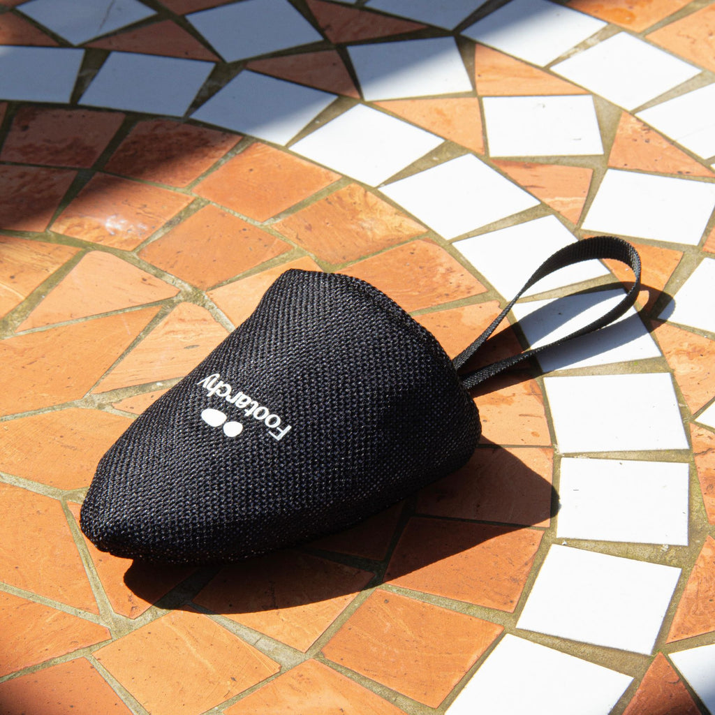 Mantenimiento y reactivación solar del GuardSquad de Footarchy: saquitos de carbón de bambú secándose al sol para recuperar su capacidad de absorción y durar hasta 12 meses.