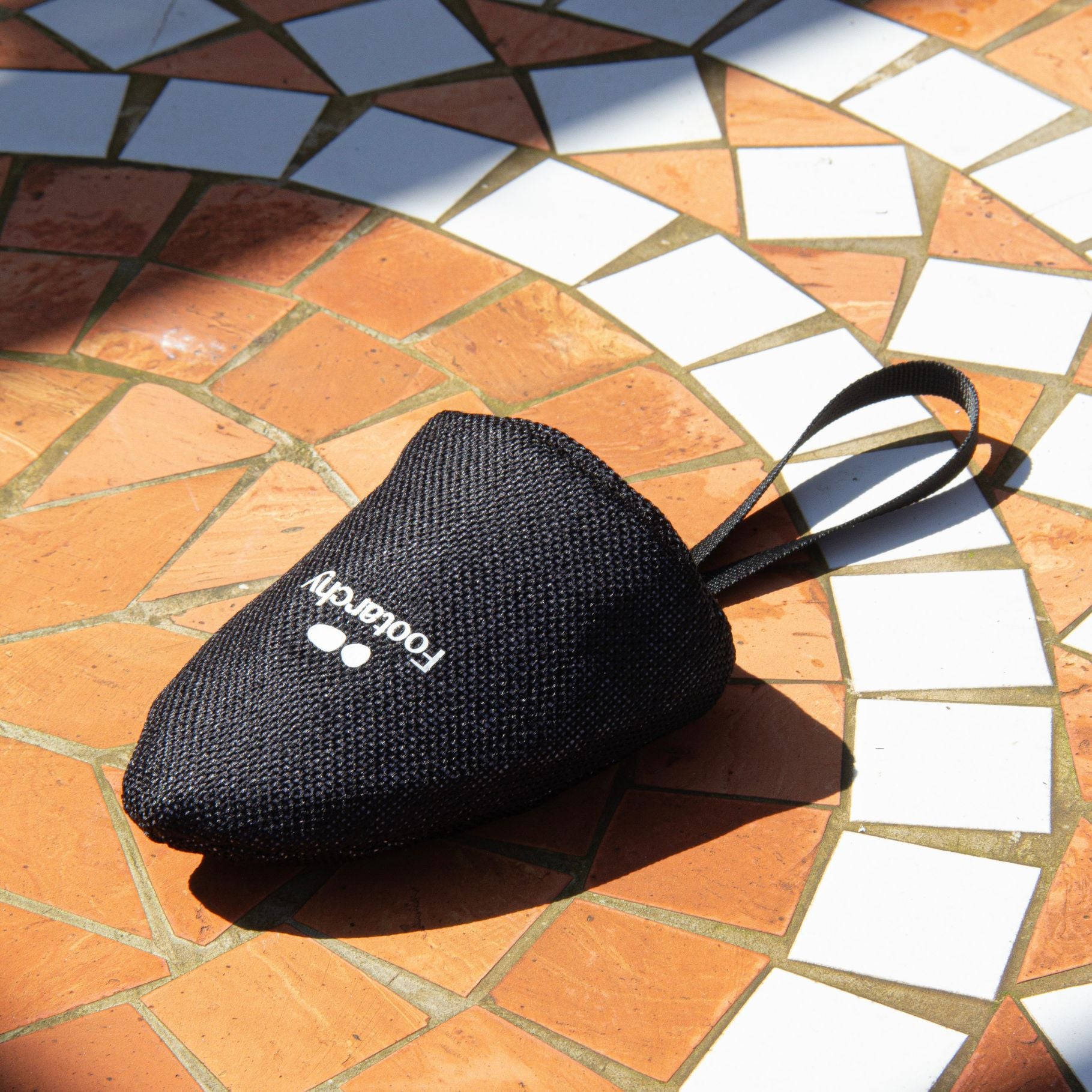 Mantenimiento y reactivación solar del GuardSquad de Footarchy: saquitos de carbón de bambú secándose al sol para recuperar su capacidad de absorción y durar hasta 12 meses.