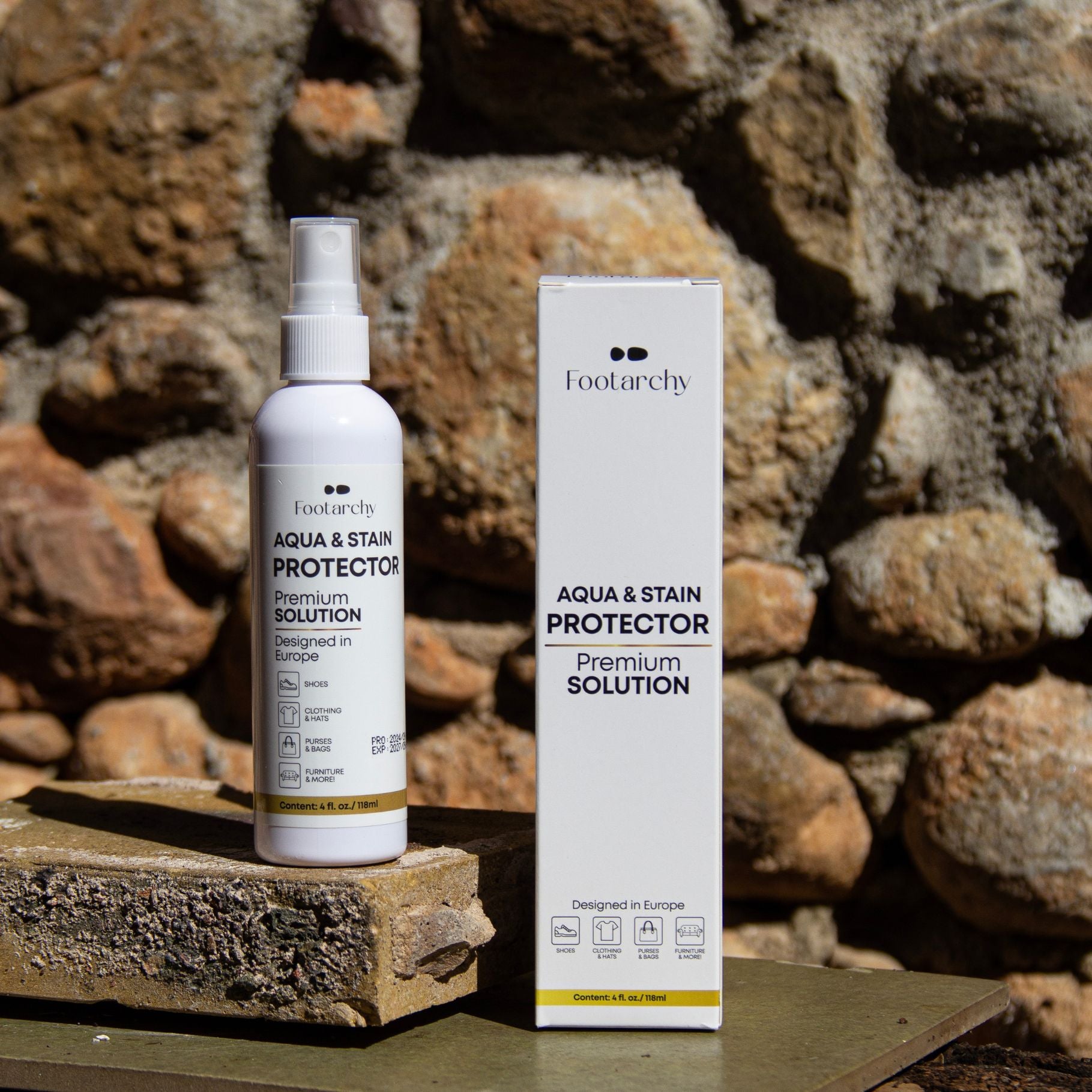 Botella y caja del protector de calzado Footarchy ASP101 en un entorno exterior sobre fondo de piedra rústica.